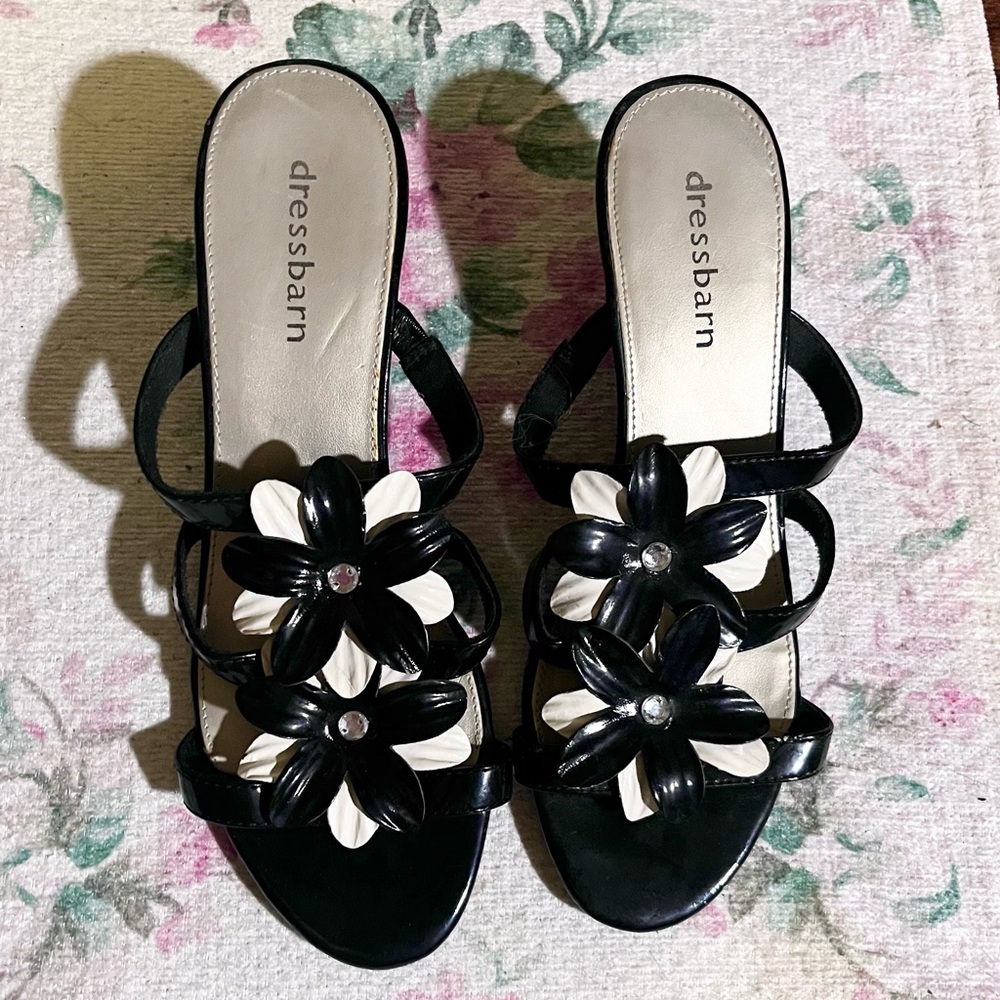 Black flower kitten heel